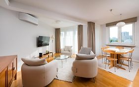 Metro Imielin 2-Bedroom Apartment By Bookinghost